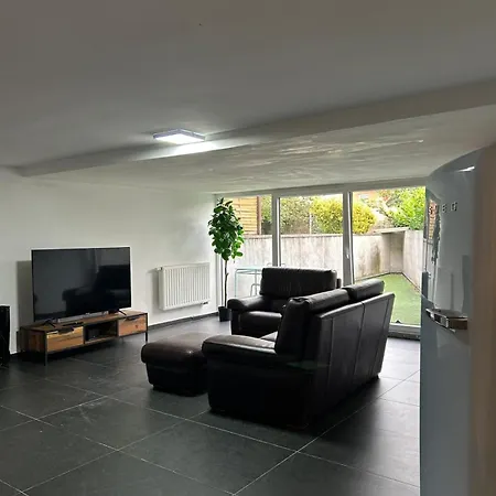 Rez De Jardin שרלרואה
