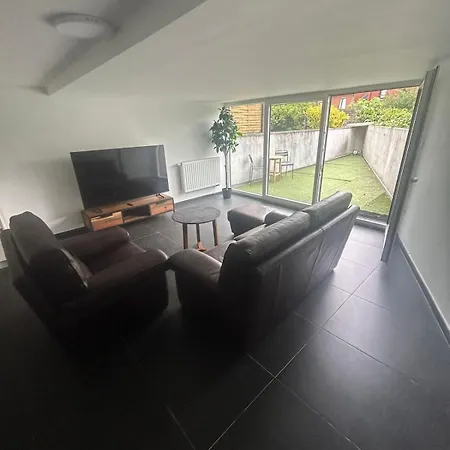 Rez De Jardin שרלרואה